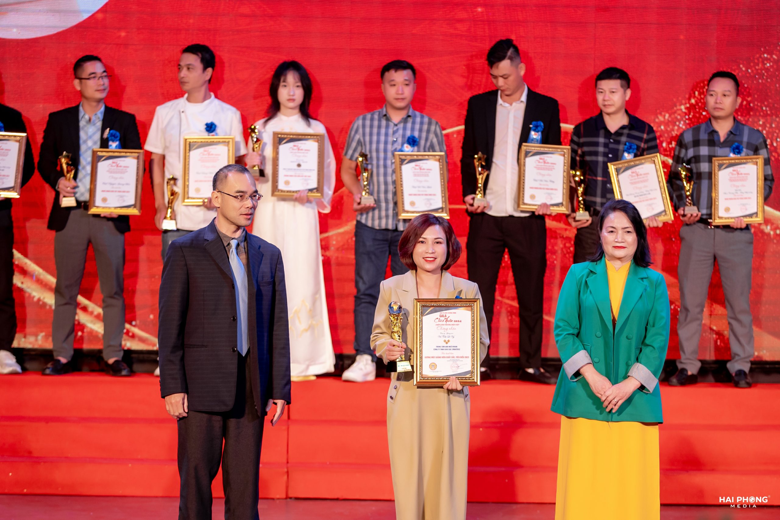 Cô Vũ Thị Lê Vy nhận giải Giảng viên Xuất sắc 2023